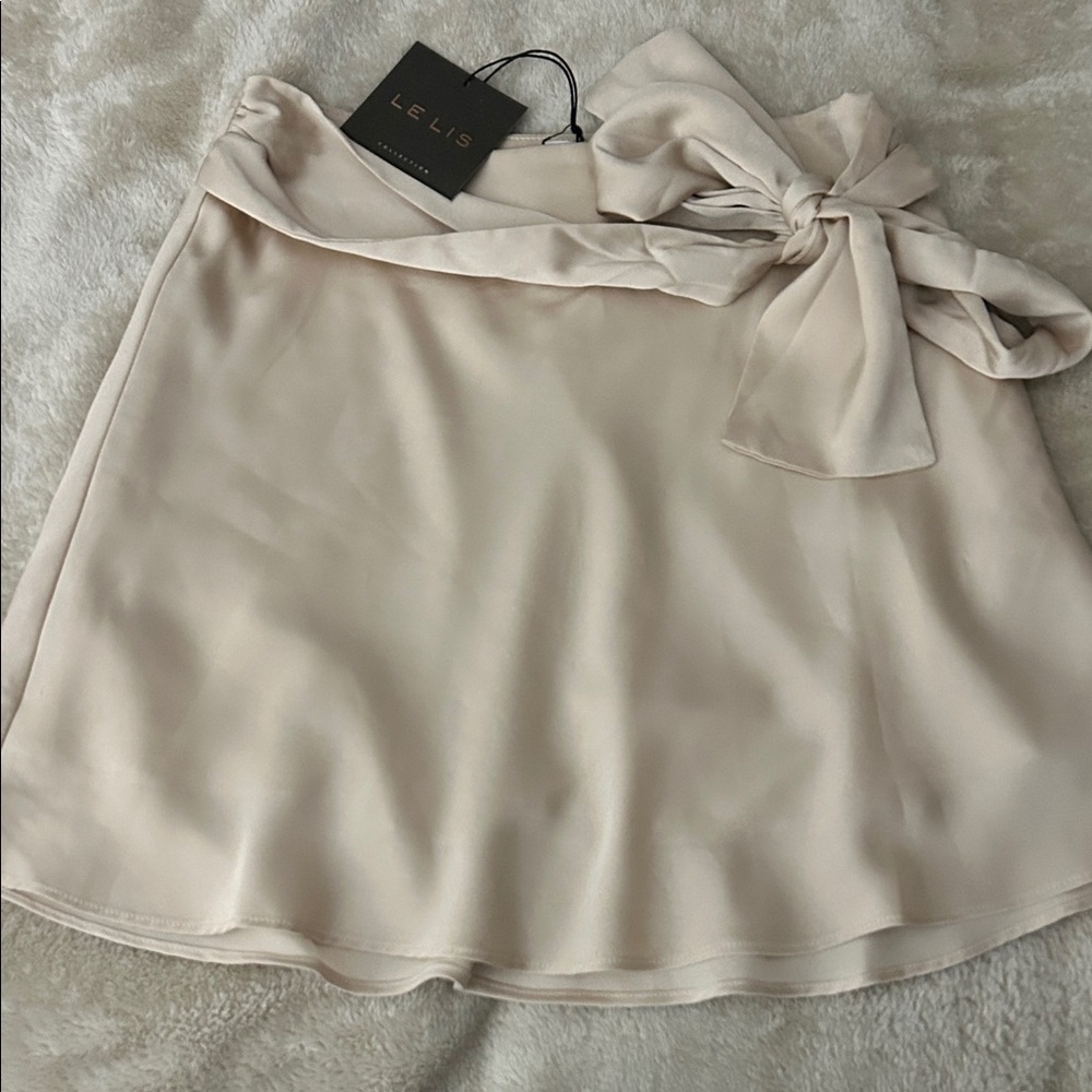 Le Lis Elegant satin Cream/light beige Mini Skirt with Bow